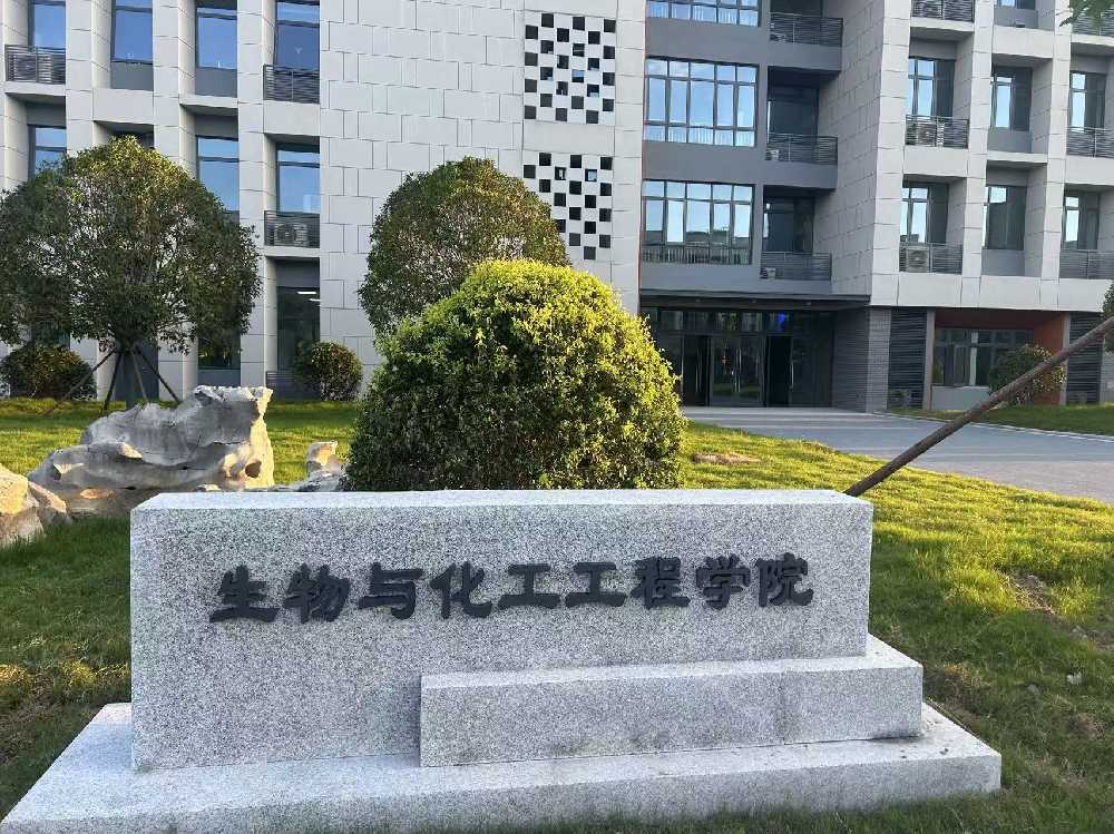 二连浩特市扬州职业大学体育场高杆灯项目